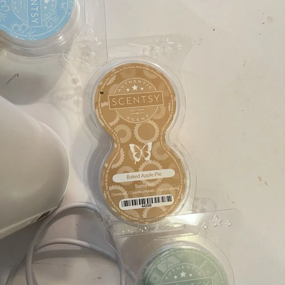 Scentsy Go White With USB Cable For Charging & 9 Scent Pods - Picture 8 of 10